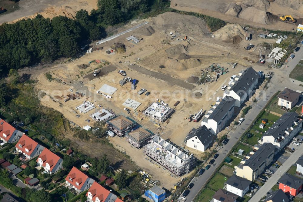 Berlin from above - Construction sites for new construction residential area of detached housing estate at Theodorstreet at Theordorpark in the district Mahlsdorf in Berlin. Building-ower is the company Bonava