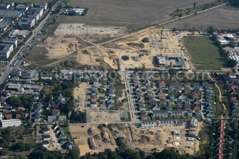 Berlin from above - Construction sites for new construction residential area of detached housing estate at Theodorstreet at Theordorpark in the district Mahlsdorf in Berlin. Building-ower is the company Bonava