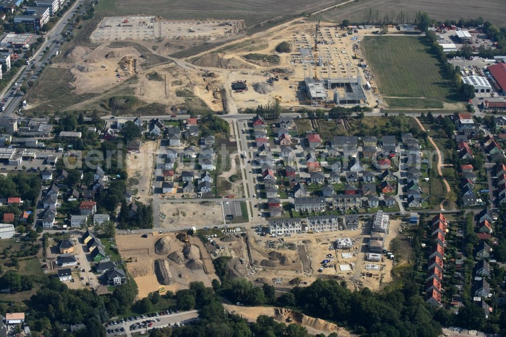 Berlin from the bird's eye view: Construction sites for new construction residential area of detached housing estate at Theodorstreet at Theordorpark in the district Mahlsdorf in Berlin. Building-ower is the company Bonava