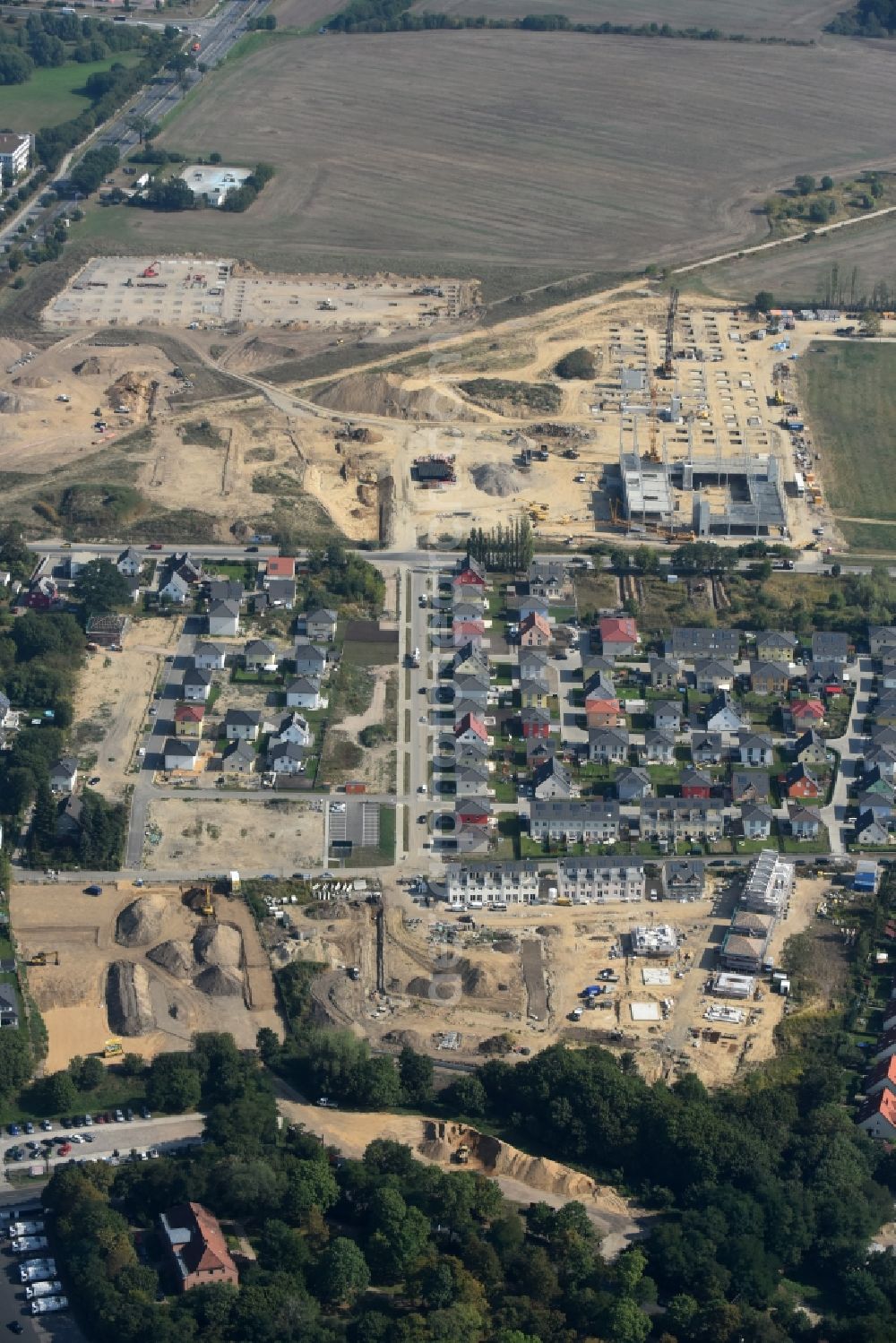 Aerial image Berlin - Construction sites for new construction residential area of detached housing estate at Theodorstreet at Theordorpark in the district Mahlsdorf in Berlin. Building-ower is the company Bonava