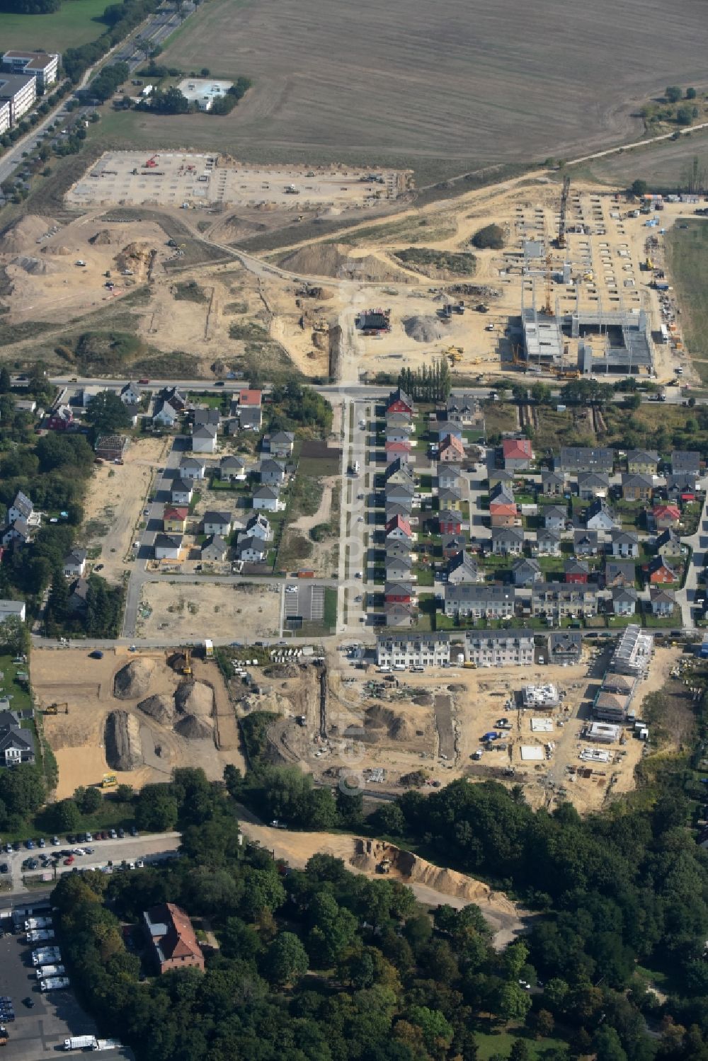 Aerial photograph Berlin - Construction sites for new construction residential area of detached housing estate at Theodorstreet at Theordorpark in the district Mahlsdorf in Berlin. Building-ower is the company Bonava