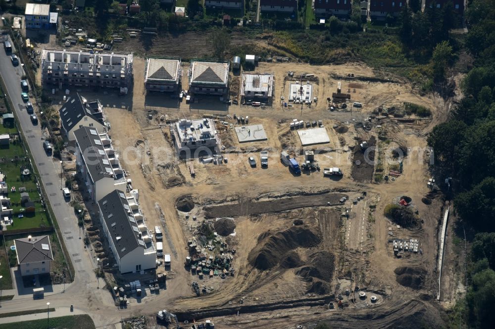 Berlin from above - Construction sites for new construction residential area of detached housing estate at Theodorstreet at Theordorpark in the district Mahlsdorf in Berlin. Building-ower is the company Bonava