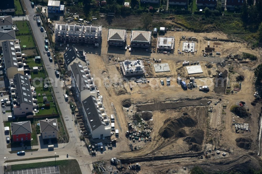 Berlin from the bird's eye view: Construction sites for new construction residential area of detached housing estate at Theodorstreet at Theordorpark in the district Mahlsdorf in Berlin. Building-ower is the company Bonava