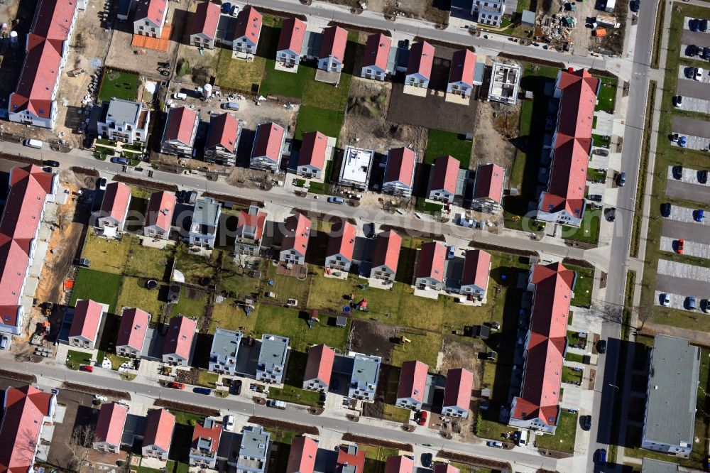 Berlin from above - Construction sites for new construction residential area of detached housing estate Regener Strasse - Viehtacher Strasse in the district Karlshorst in Berlin