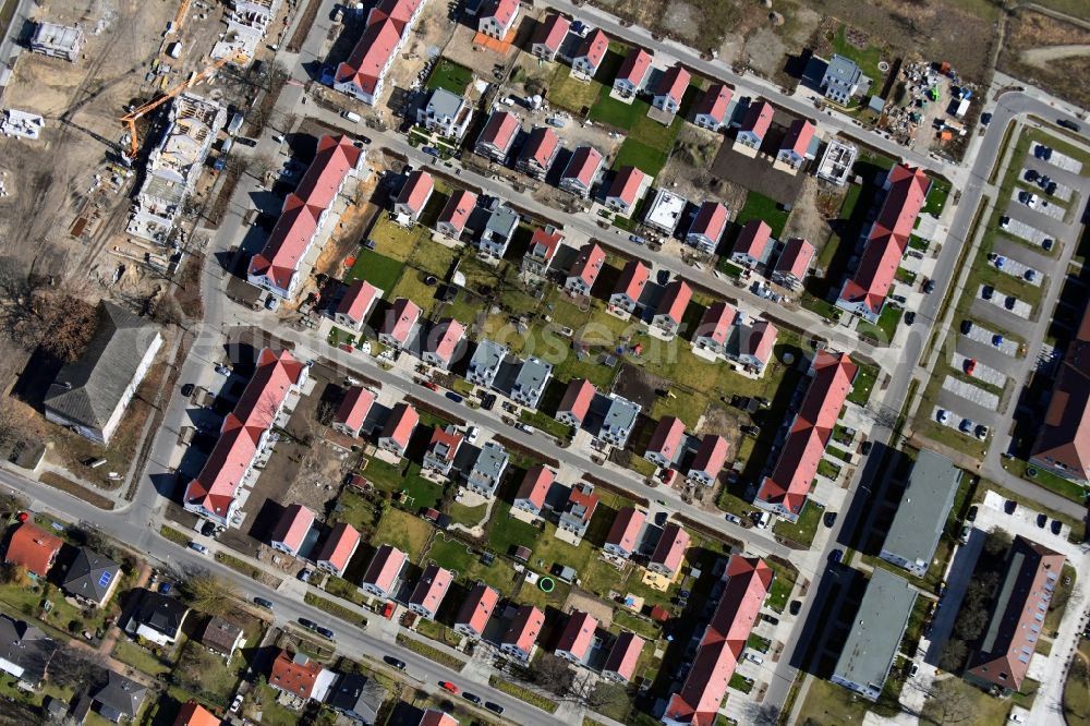 Berlin from the bird's eye view: Construction sites for new construction residential area of detached housing estate Regener Strasse - Viehtacher Strasse in the district Karlshorst in Berlin