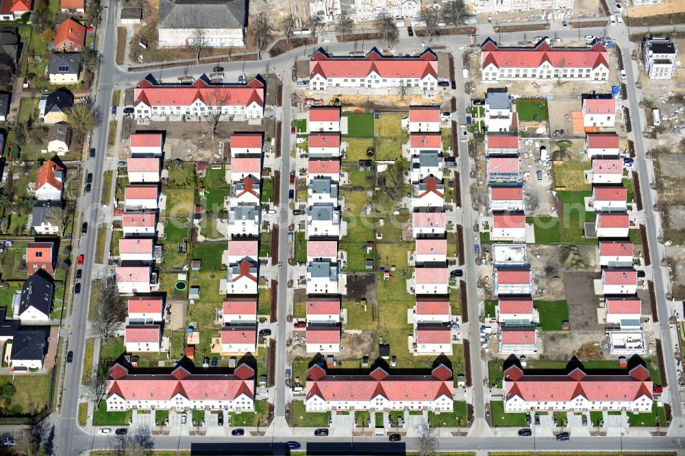 Berlin from the bird's eye view: Construction sites for new construction residential area of detached housing estate Regener Strasse - Viehtacher Strasse in the district Karlshorst in Berlin