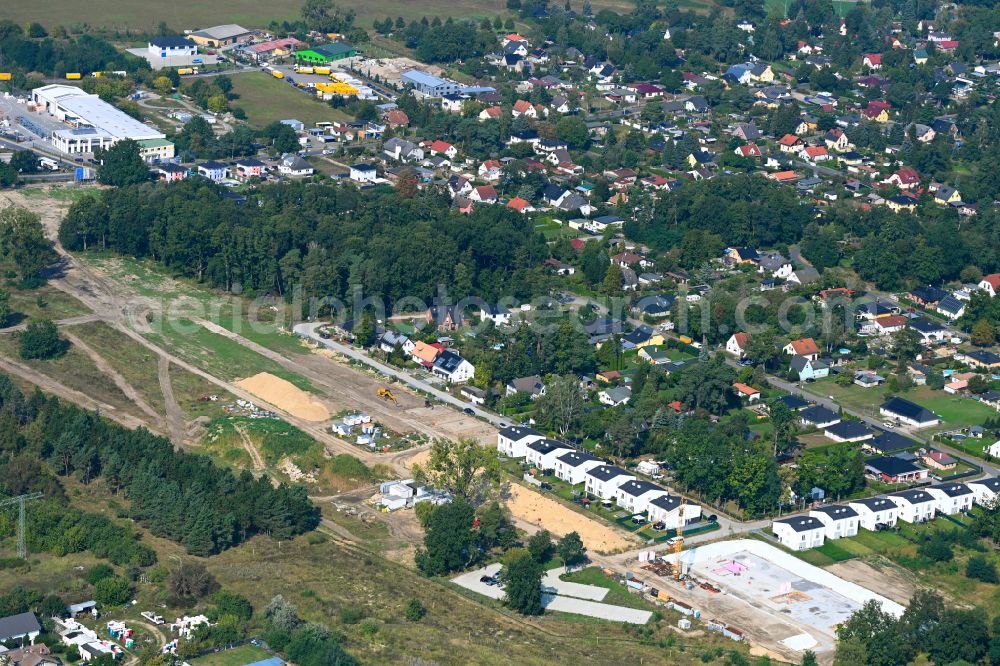 Fredersdorf-Vogelsdorf from the bird's eye view: Construction sites for new construction residential area of detached housing estate Rosengaerten on street Igelweg in Fredersdorf-Vogelsdorf in the state Brandenburg, Germany