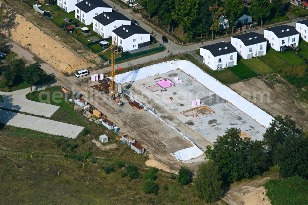 Aerial image Fredersdorf-Vogelsdorf - Construction sites for new construction residential area of detached housing estate Rosengaerten on street Igelweg in Fredersdorf-Vogelsdorf in the state Brandenburg, Germany