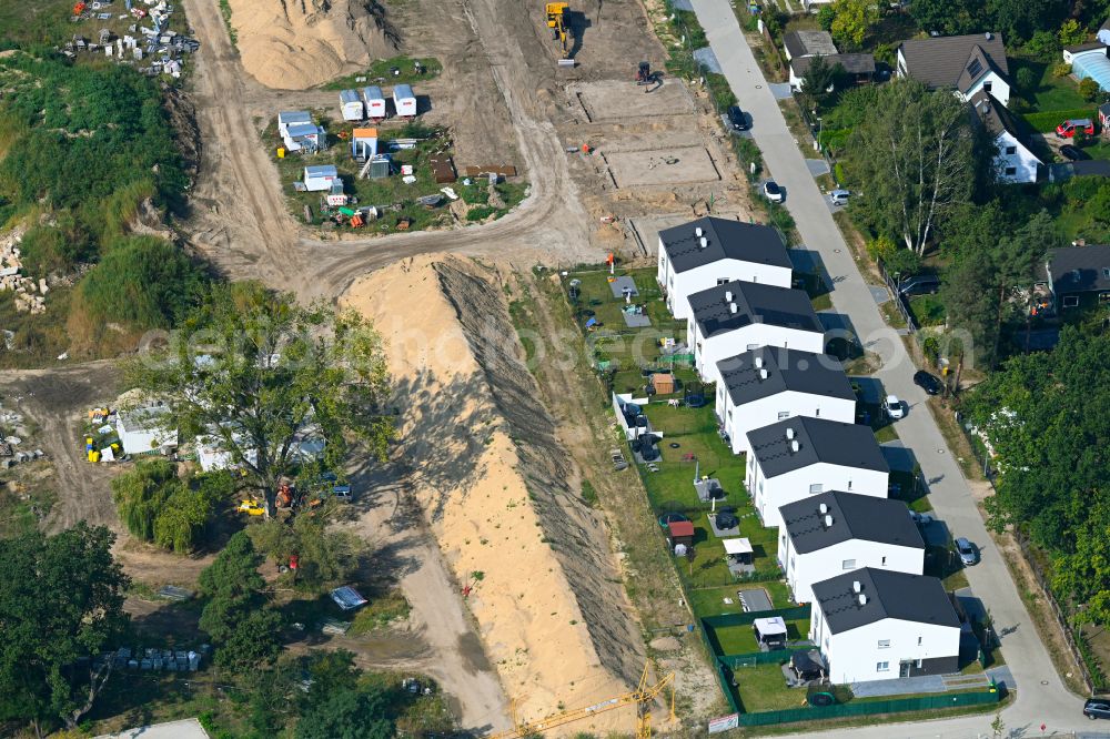 Aerial photograph Fredersdorf-Vogelsdorf - Construction sites for new construction residential area of detached housing estate Rosengaerten on street Igelweg in Fredersdorf-Vogelsdorf in the state Brandenburg, Germany