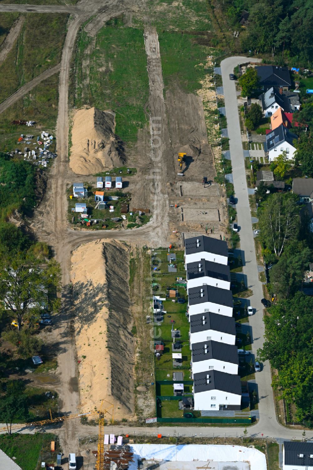 Fredersdorf-Vogelsdorf from above - Construction sites for new construction residential area of detached housing estate Rosengaerten on street Igelweg in Fredersdorf-Vogelsdorf in the state Brandenburg, Germany