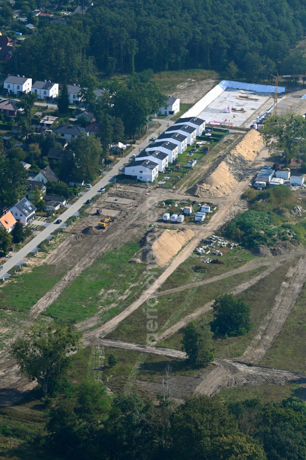 Fredersdorf-Vogelsdorf from the bird's eye view: Construction sites for new construction residential area of detached housing estate Rosengaerten on street Igelweg in Fredersdorf-Vogelsdorf in the state Brandenburg, Germany