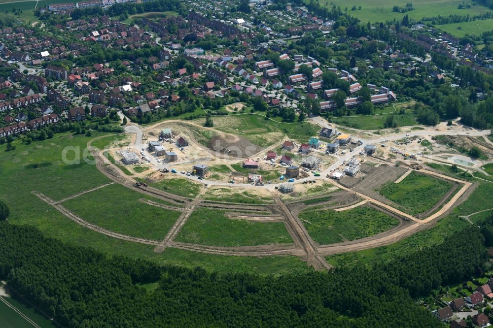 Schwerin from the bird's eye view: Construction sites for new construction residential area of detached housing estate in Schwerin in the state Mecklenburg - Western Pomerania, Germany