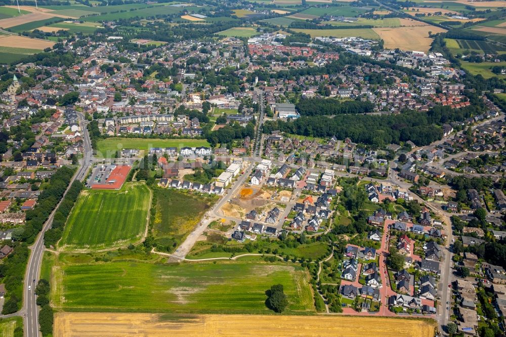 Kirchhellen from above - Construction sites for new construction residential area of detached housing estate South of Hackfurthstrasse in Kirchhellen in the state of North Rhine-Westphalia. Some detached and apartment buildings are finished