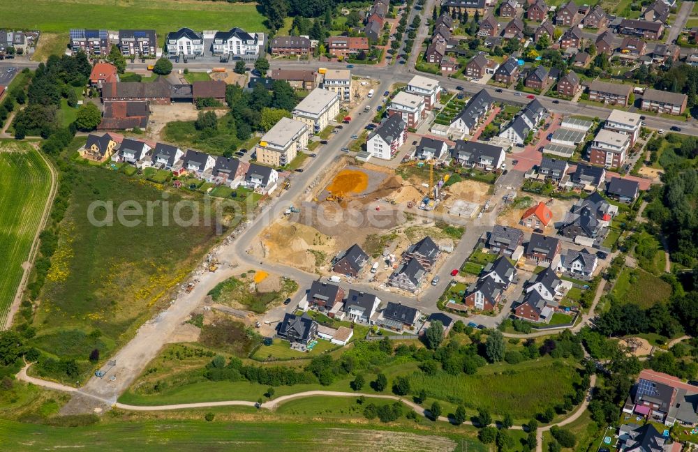 Kirchhellen from the bird's eye view: Construction sites for new construction residential area of detached housing estate South of Hackfurthstrasse in Kirchhellen in the state of North Rhine-Westphalia. Some detached and apartment buildings are finished