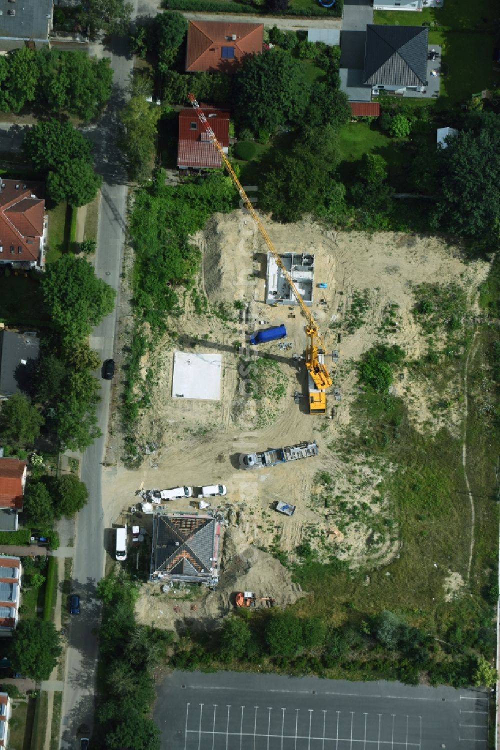 Berlin from the bird's eye view: Construction sites for new construction residential area of detached housing estate an der Neuenhagener Strasse in Mahlsdorf in Berlin