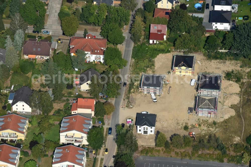 Berlin from the bird's eye view: Construction sites for new construction residential area of detached housing estate an der Neuenhagener Strasse in Mahlsdorf in Berlin