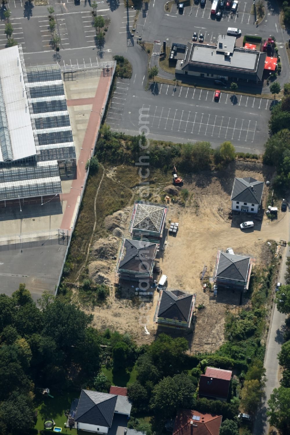 Berlin from the bird's eye view: Construction sites for new construction residential area of detached housing estate an der Neuenhagener Strasse in Mahlsdorf in Berlin