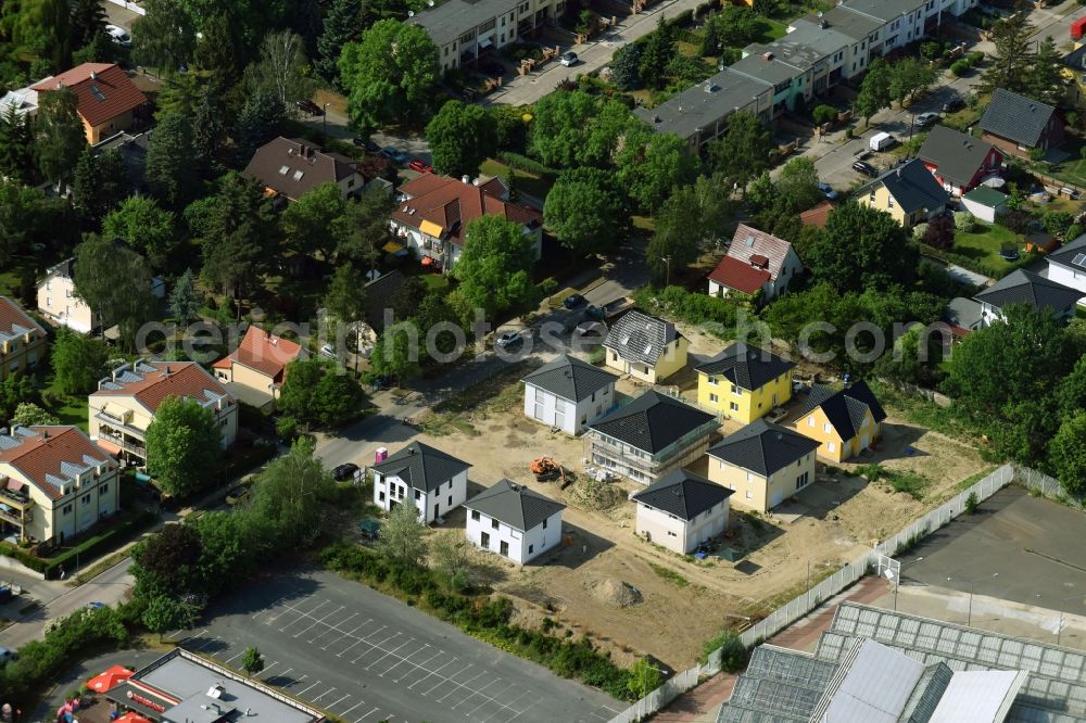 Berlin from the bird's eye view: Construction sites for new construction residential area of detached housing estate at the Neuenhagener Strasse in Mahlsdorf in Berlin