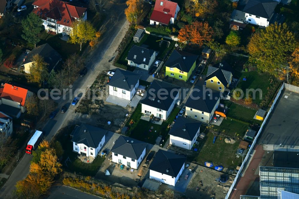 Berlin from the bird's eye view: Construction sites for new construction residential area of detached housing estate at the Neuenhagener Strasse in Mahlsdorf in Berlin