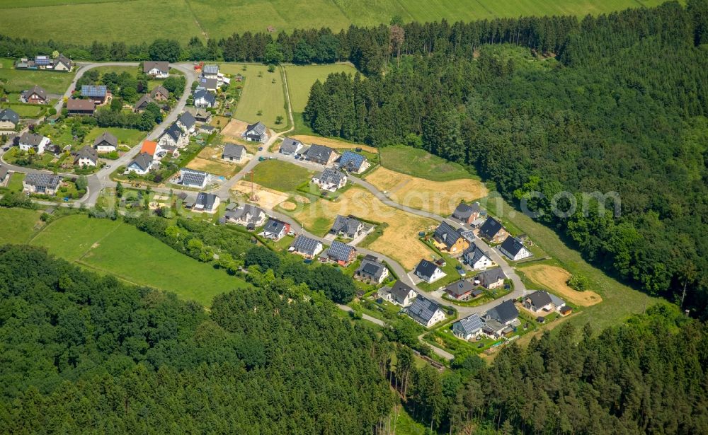 Warstein from the bird's eye view: Construction sites for new construction residential area of detached housing estate in the street Vor der Unsohle in Warstein in the state North Rhine-Westphalia, Germany