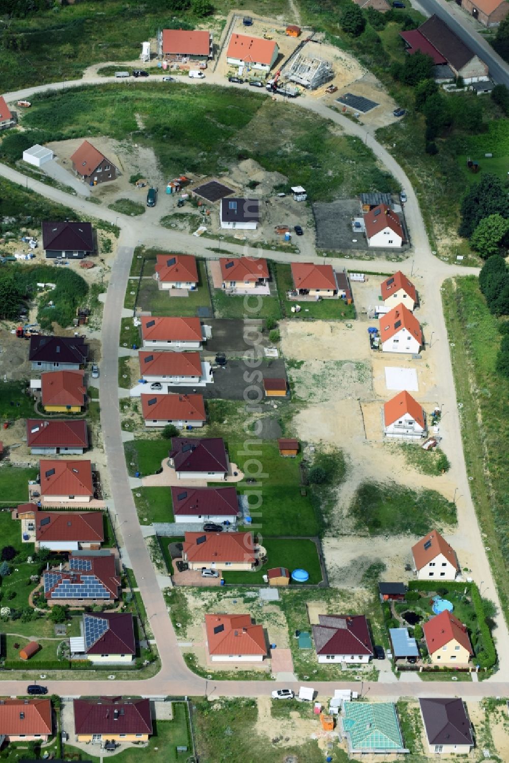 Altlandsberg from the bird's eye view: Construction sites for new construction residential area of detached housing estate on Strausberger Strasse - Zur Holzseefe in Altlandsberg in the state Brandenburg