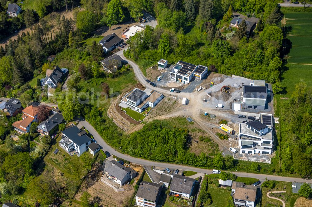 Meschede from the bird's eye view: Construction sites for new construction residential area of detached housing estate Unterm Hasenfeld in Meschede in the state North Rhine-Westphalia, Germany