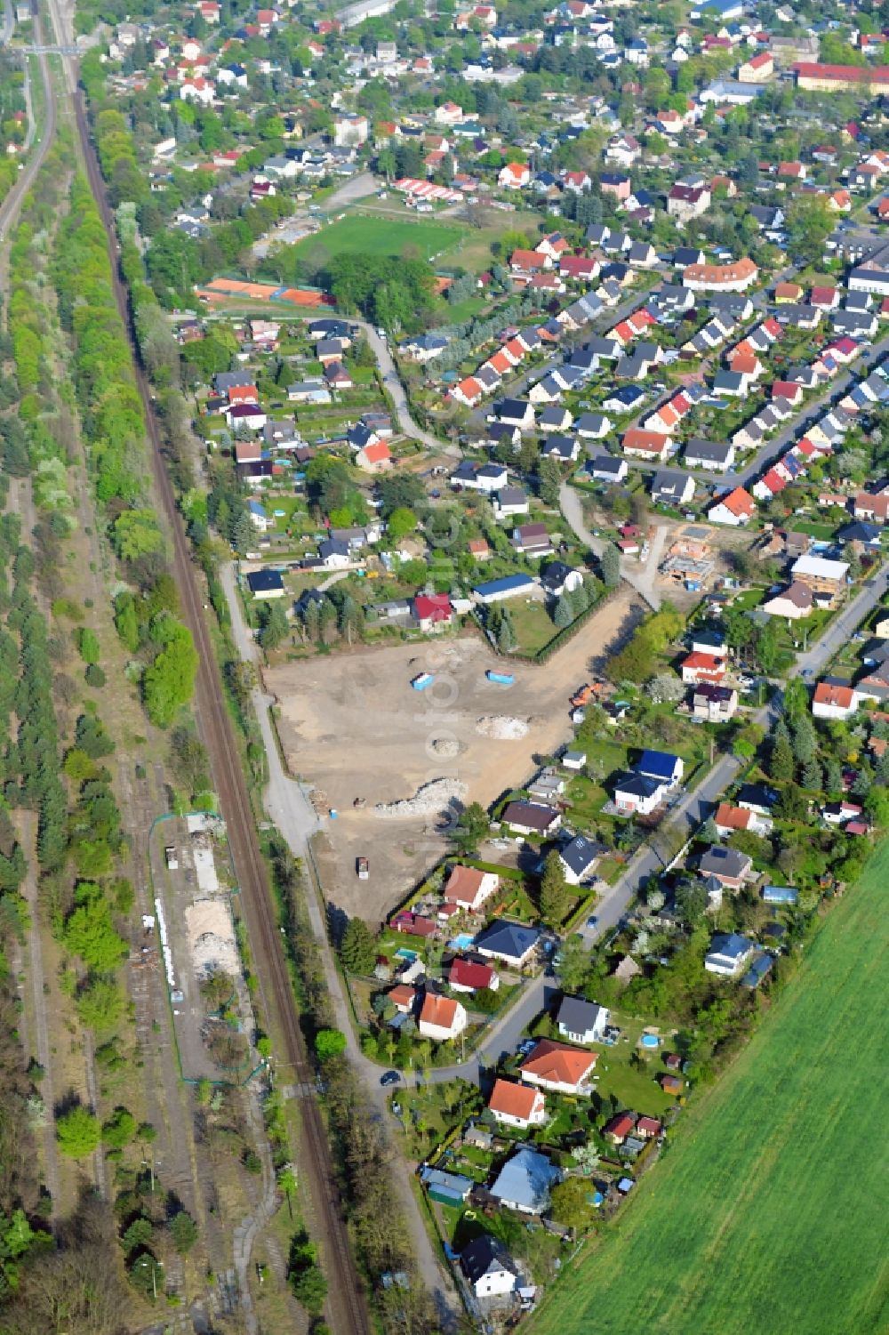 Fredersdorf-Vogelsdorf from the bird's eye view: Construction sites for new construction residential area of detached housing estate Waldweg - Krumme Strasse - Feldstrasse in Fredersdorf-Vogelsdorf in the state Brandenburg, Germany