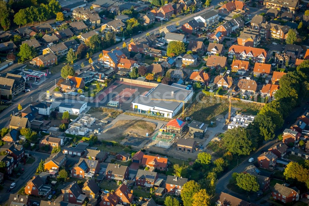 Werne from the bird's eye view: Construction sites for new construction residential area of detached housing estate at the Werner street in the district Stockum in Werne in the state North Rhine-Westphalia