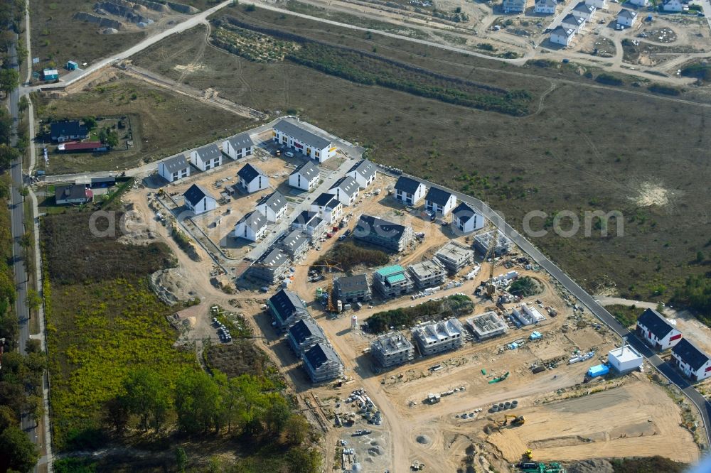 Schulzendorf from the bird's eye view: Construction sites for new construction residential area of detached housing estate Wohnen in Ritterschlag in Schulzendorf in the state Brandenburg, Germany