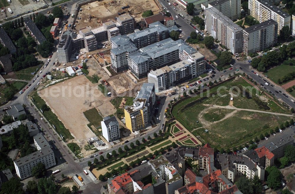 Aerial photograph Berlin - View of the Angel's Basin in Kreuzberg. The angel is on the bottom of the pool Luisenstädtischer channel between Leuschnerdamm and Legiendamm. Until 1989 it was filled with debris of war. Today it is an urban park with rose garden