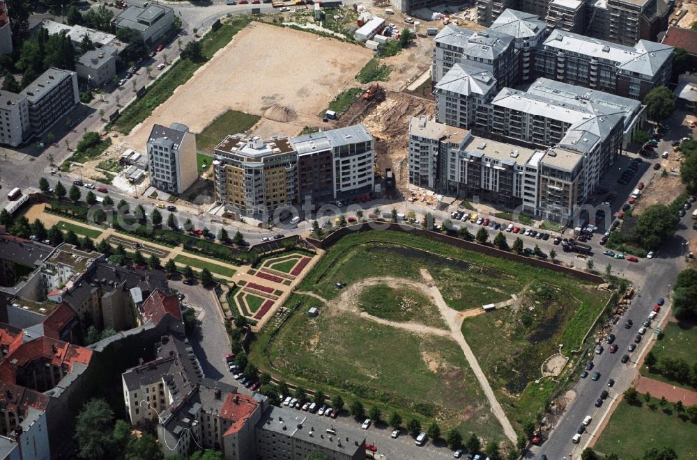 Berlin from above - View of the Angel's Basin in Kreuzberg. The angel is on the bottom of the pool Luisenstädtischer channel between Leuschnerdamm and Legiendamm. Until 1989 it was filled with debris of war. Today it is an urban park with rose garden