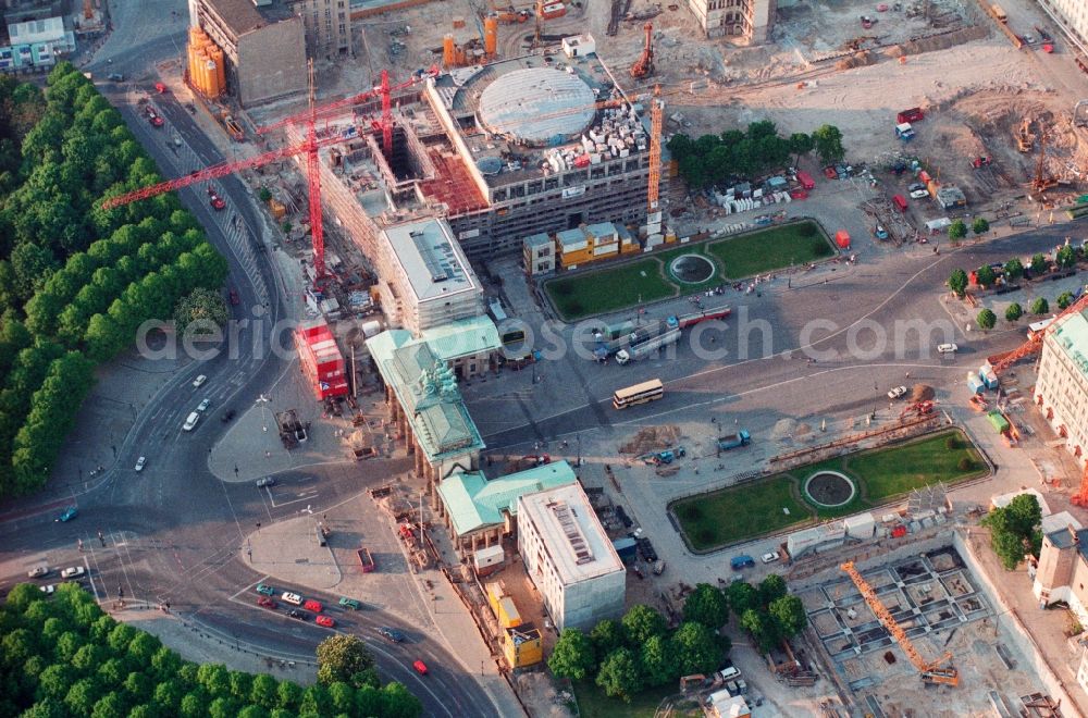 Berlin Mitte from the bird's eye view: Construction of a redevelopment project of the Pariser Platz at the former East German border strip at the Brandenburg Gate in Berlin - Mitte