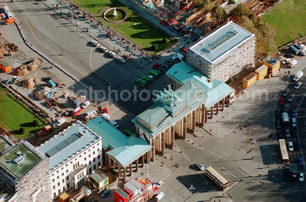 Berlin Mitte from the bird's eye view: Construction of a redevelopment project of the Pariser Platz at the former East German border strip at the Brandenburg Gate in Berlin - Mitte