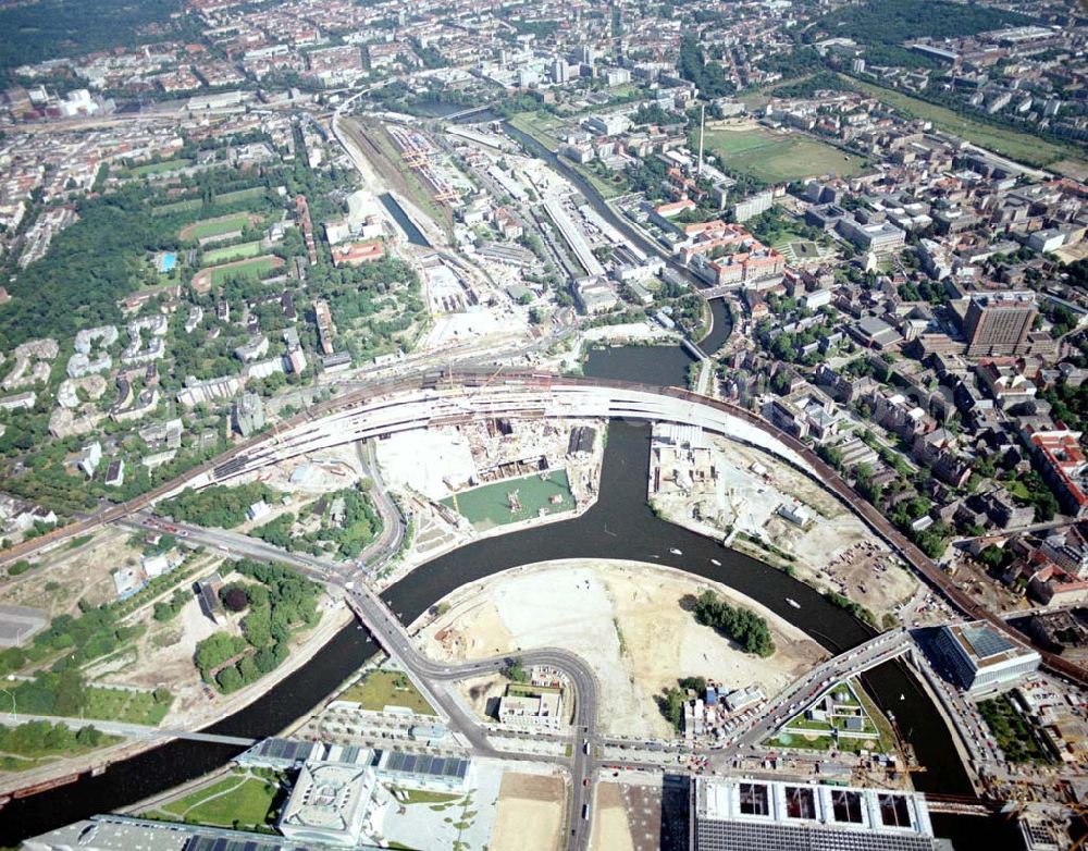 Berlin - Tiergarten from the bird's eye view: Baustellenbereich am Lehrter Bahnhof / Spreebogen in Berlin Tiergarten.