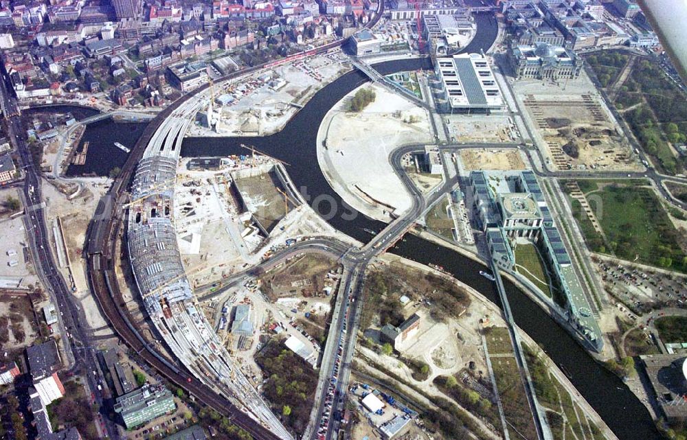 Berlin-Tiergarten / Spreebogen from the bird's eye view: Baustellenbereich am Lehrter Bahnhof / Spreebogen in Berlin Tiergarten.