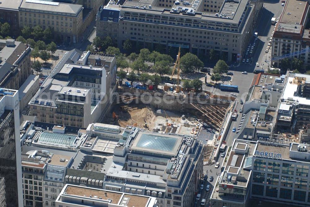 Berlin from above - BERLIN Der Blick in die 13 Meter tiefe und 75 mal 75 Meter große Baustellengrube des im Bau befindlichen Upper Eastside-Geschäfts-und Wohnhauses auf der Friedrichstraße/Ecke Unter den Linden, aufgenommen am 19.06.2007 in Berlin.achtgeschossigen Gebäude-Komplex mit Geschäften, Büros und Wohnungen, der bis zum Jahr 2008 auf dem Areal entstehen soll. Investor ist die Münchner Meag (Munich Ergo Asset Management GmbH), die Vermögensverwalterin der Münchner Rückversicherung und der Ergo Versicherungsgruppe Pressesprecher: Dr. Josef Wild, Tel.: 089 | 2489-2072, Fax: 089 | 2489-11 2072, Presse@meag.com