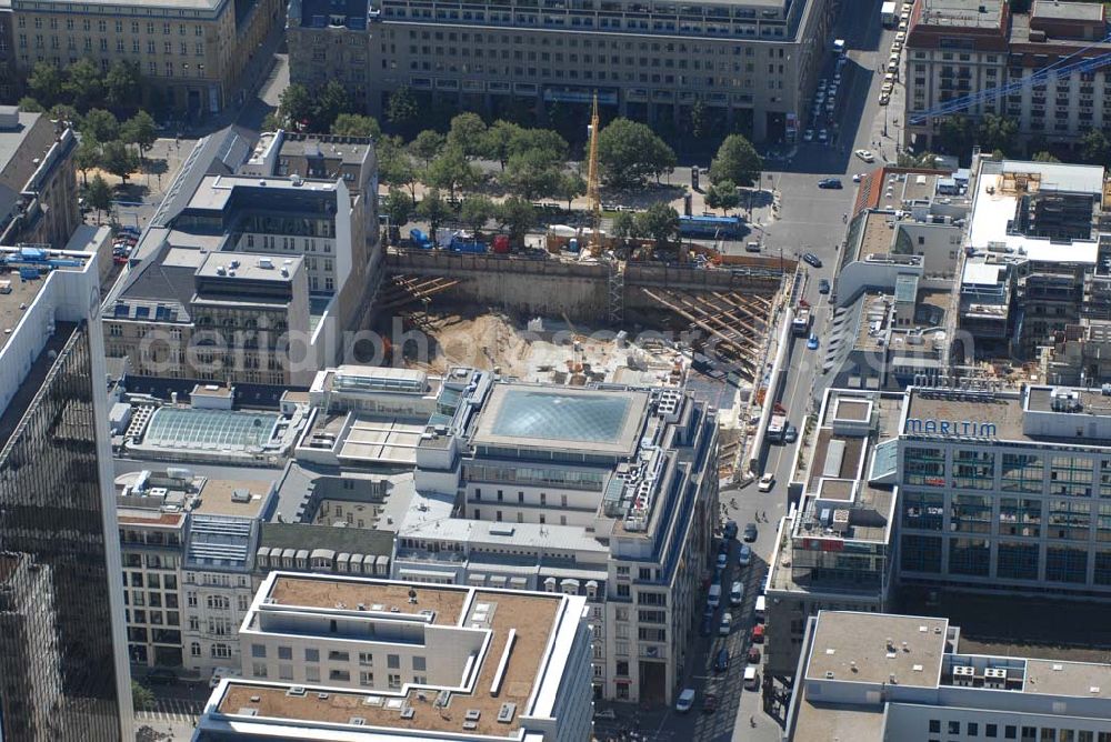 Berlin from the bird's eye view: BERLIN Der Blick in die 13 Meter tiefe und 75 mal 75 Meter große Baustellengrube des im Bau befindlichen Upper Eastside-Geschäfts-und Wohnhauses auf der Friedrichstraße/Ecke Unter den Linden, aufgenommen am 19.06.2007 in Berlin.achtgeschossigen Gebäude-Komplex mit Geschäften, Büros und Wohnungen, der bis zum Jahr 2008 auf dem Areal entstehen soll. Investor ist die Münchner Meag (Munich Ergo Asset Management GmbH), die Vermögensverwalterin der Münchner Rückversicherung und der Ergo Versicherungsgruppe Pressesprecher: Dr. Josef Wild, Tel.: 089 | 2489-2072, Fax: 089 | 2489-11 2072, Presse@meag.com