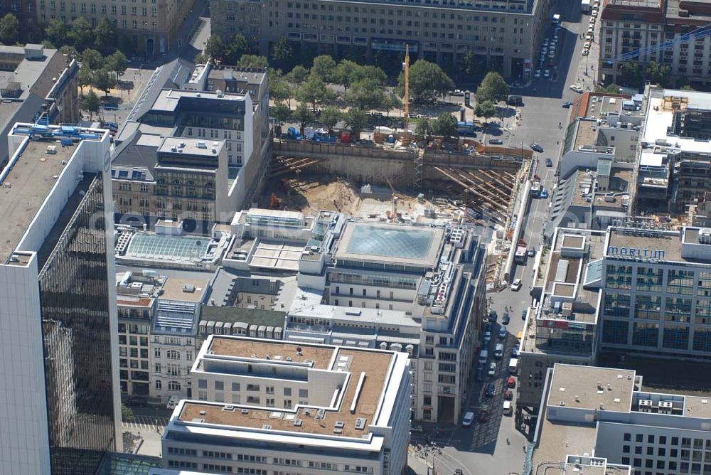 Aerial image Berlin - BERLIN Der Blick in die 13 Meter tiefe und 75 mal 75 Meter große Baustellengrube des im Bau befindlichen Upper Eastside-Geschäfts-und Wohnhauses auf der Friedrichstraße/Ecke Unter den Linden, aufgenommen am 19.06.2007 in Berlin.achtgeschossigen Gebäude-Komplex mit Geschäften, Büros und Wohnungen, der bis zum Jahr 2008 auf dem Areal entstehen soll. Investor ist die Münchner Meag (Munich Ergo Asset Management GmbH), die Vermögensverwalterin der Münchner Rückversicherung und der Ergo Versicherungsgruppe Pressesprecher: Dr. Josef Wild, Tel.: 089 | 2489-2072, Fax: 089 | 2489-11 2072, Presse@meag.com