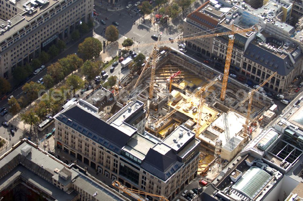 Berlin from above - Der Blick in die 13 Meter tiefe und 75 mal 75 Meter große Baustellengrube des im Bau befindlichen Upper Eastside-Geschäfts-und Wohnhauses auf der Friedrichstraße/Ecke Unter den Linden. Hier soll ein achtgeschossiger Gebäude-Komplex mit Geschäften, Büros und Wohnungen, bis zum Jahr 2008 auf dem Areal entstehen. Investor ist die Münchner Meag (Munich Ergo Asset Management GmbH), die Vermögensverwalterin der Münchner Rückversicherung und der Ergo Versicherung???????