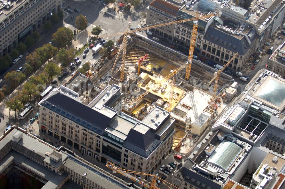 Berlin from the bird's eye view: Der Blick in die 13 Meter tiefe und 75 mal 75 Meter große Baustellengrube des im Bau befindlichen Upper Eastside-Geschäfts-und Wohnhauses auf der Friedrichstraße/Ecke Unter den Linden. Hier soll ein achtgeschossiger Gebäude-Komplex mit Geschäften, Büros und Wohnungen, bis zum Jahr 2008 auf dem Areal entstehen. Investor ist die Münchner Meag (Munich Ergo Asset Management GmbH), die Vermögensverwalterin der Münchner Rückversicherung und der Ergo Versicherung???????