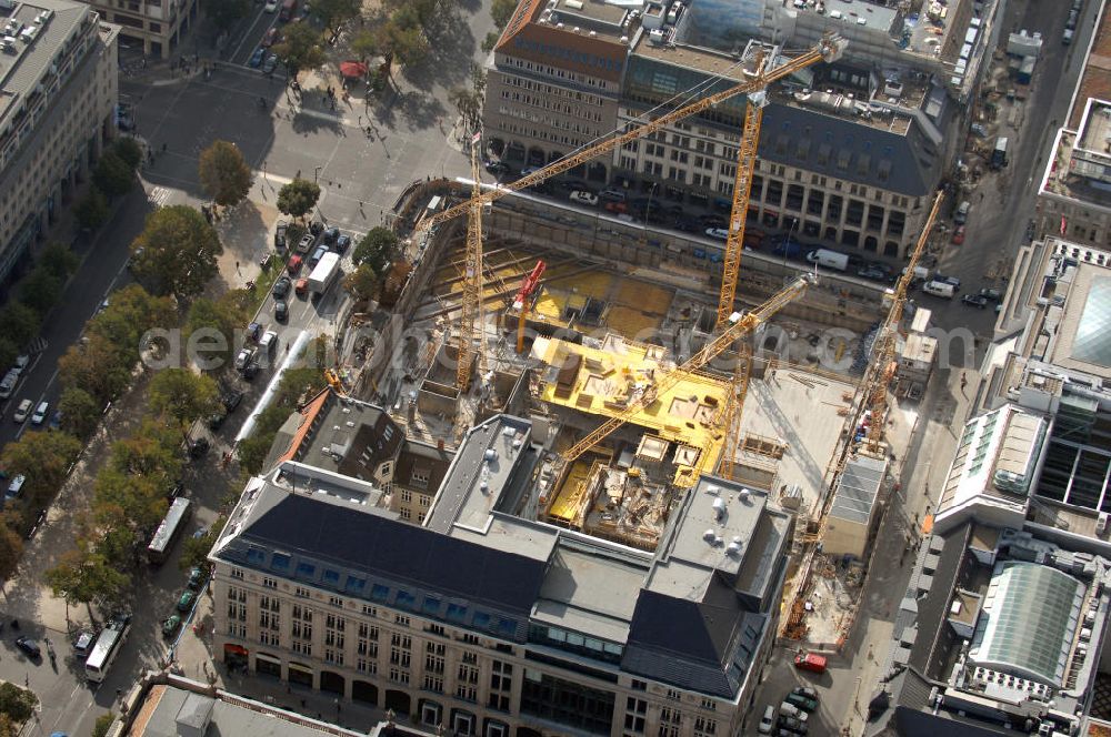 Aerial image Berlin - Der Blick in die 13 Meter tiefe und 75 mal 75 Meter große Baustellengrube des im Bau befindlichen Upper Eastside-Geschäfts-und Wohnhauses auf der Friedrichstraße/Ecke Unter den Linden. Hier soll ein achtgeschossiger Gebäude-Komplex mit Geschäften, Büros und Wohnungen, bis zum Jahr 2008 auf dem Areal entstehen. Investor ist die Münchner Meag (Munich Ergo Asset Management GmbH), die Vermögensverwalterin der Münchner Rückversicherung und der Ergo Versicherung???????