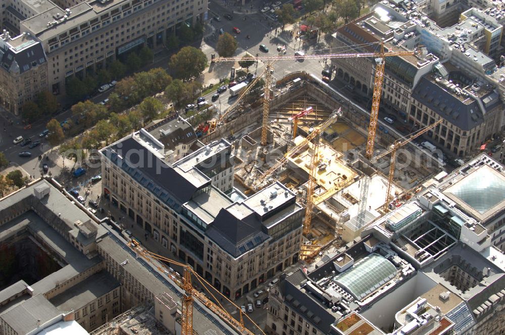 Aerial photograph Berlin - Der Blick in die 13 Meter tiefe und 75 mal 75 Meter große Baustellengrube des im Bau befindlichen Upper Eastside-Geschäfts-und Wohnhauses auf der Friedrichstraße/Ecke Unter den Linden. Hier soll ein achtgeschossiger Gebäude-Komplex mit Geschäften, Büros und Wohnungen, bis zum Jahr 2008 auf dem Areal entstehen. Investor ist die Münchner Meag (Munich Ergo Asset Management GmbH), die Vermögensverwalterin der Münchner Rückversicherung und der Ergo Versicherung???????