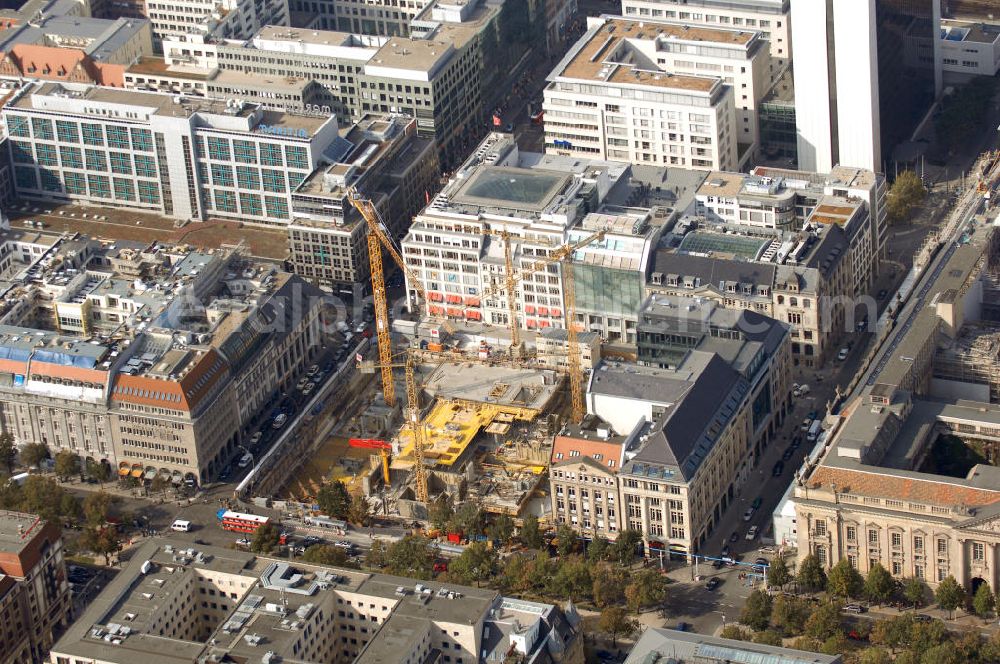 Berlin from above - Der Blick in die 13 Meter tiefe und 75 mal 75 Meter große Baustellengrube des im Bau befindlichen Upper Eastside-Geschäfts-und Wohnhauses auf der Friedrichstraße/Ecke Unter den Linden. Hier soll ein achtgeschossiger Gebäude-Komplex mit Geschäften, Büros und Wohnungen, bis zum Jahr 2008 auf dem Areal entstehen. Investor ist die Münchner Meag (Munich Ergo Asset Management GmbH), die Vermögensverwalterin der Münchner Rückversicherung und der Ergo Versicherung???????