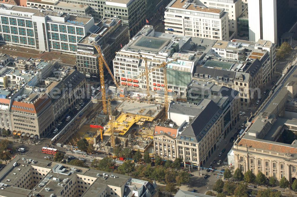 Berlin from the bird's eye view: Der Blick in die 13 Meter tiefe und 75 mal 75 Meter große Baustellengrube des im Bau befindlichen Upper Eastside-Geschäfts-und Wohnhauses auf der Friedrichstraße/Ecke Unter den Linden. Hier soll ein achtgeschossiger Gebäude-Komplex mit Geschäften, Büros und Wohnungen, bis zum Jahr 2008 auf dem Areal entstehen. Investor ist die Münchner Meag (Munich Ergo Asset Management GmbH), die Vermögensverwalterin der Münchner Rückversicherung und der Ergo Versicherung???????