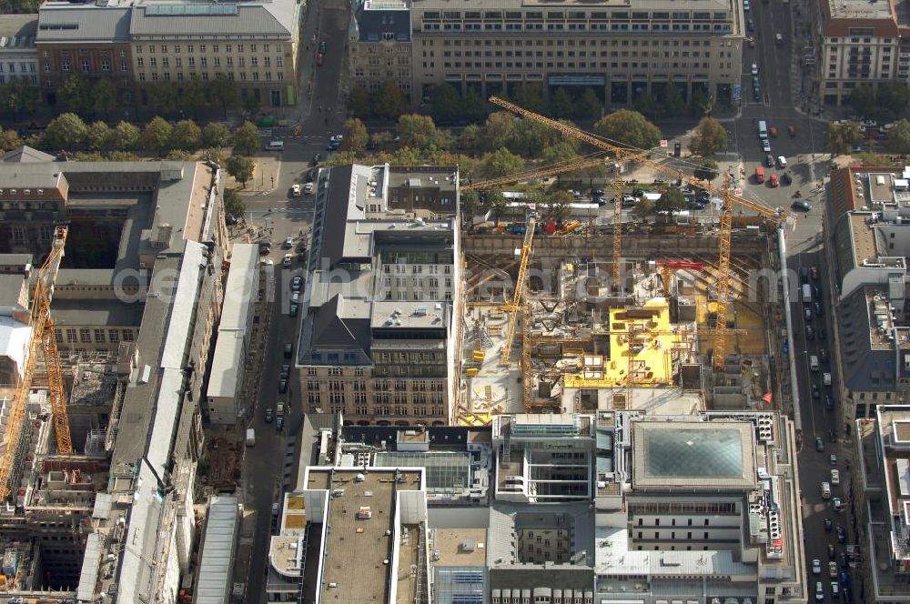 Aerial image Berlin - Der Blick in die 13 Meter tiefe und 75 mal 75 Meter große Baustellengrube des im Bau befindlichen Upper Eastside-Geschäfts-und Wohnhauses auf der Friedrichstraße/Ecke Unter den Linden. Hier soll ein achtgeschossiger Gebäude-Komplex mit Geschäften, Büros und Wohnungen, bis zum Jahr 2008 auf dem Areal entstehen. Investor ist die Münchner Meag (Munich Ergo Asset Management GmbH), die Vermögensverwalterin der Münchner Rückversicherung und der Ergo Versicherungsgruppe.