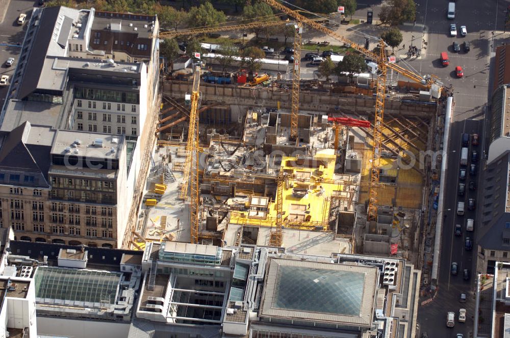 Aerial photograph Berlin - Der Blick in die 13 Meter tiefe und 75 mal 75 Meter große Baustellengrube des im Bau befindlichen Upper Eastside-Geschäfts-und Wohnhauses auf der Friedrichstraße/Ecke Unter den Linden. Hier soll ein achtgeschossiger Gebäude-Komplex mit Geschäften, Büros und Wohnungen, bis zum Jahr 2008 auf dem Areal entstehen. Investor ist die Münchner Meag (Munich Ergo Asset Management GmbH), die Vermögensverwalterin der Münchner Rückversicherung und der Ergo Versicherungsgruppe.