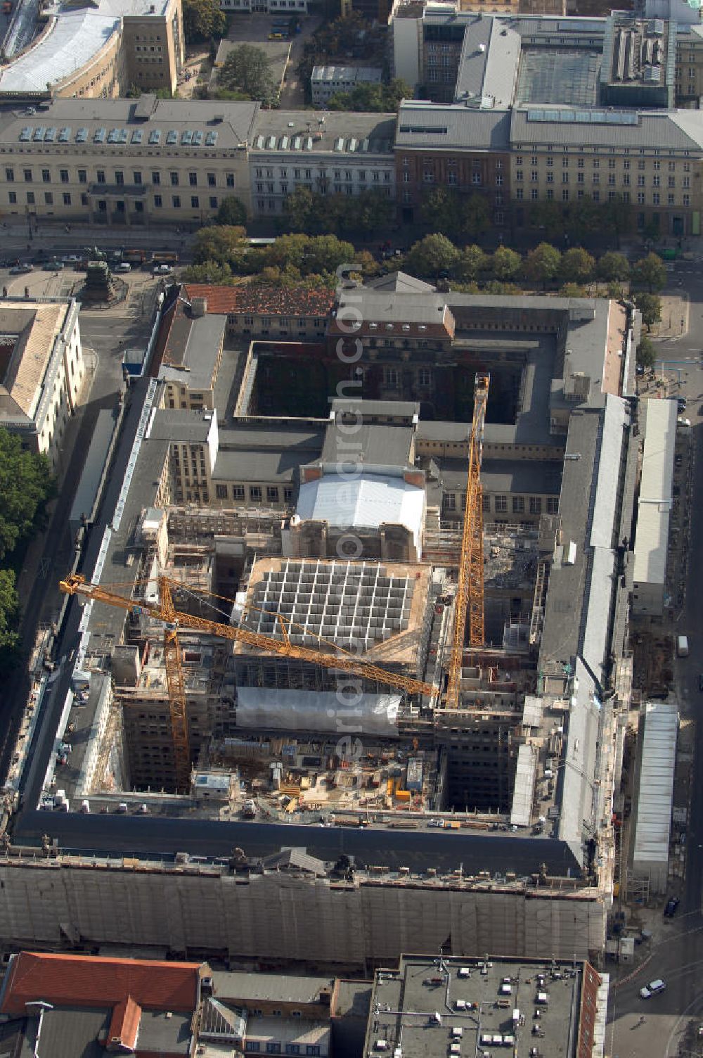 Berlin from the bird's eye view: Der Blick in die 13 Meter tiefe und 75 mal 75 Meter große Baustellengrube des im Bau befindlichen Upper Eastside-Geschäfts-und Wohnhauses auf der Friedrichstraße/Ecke Unter den Linden. Hier soll ein achtgeschossiger Gebäude-Komplex mit Geschäften, Büros und Wohnungen, bis zum Jahr 2008 auf dem Areal entstehen. Investor ist die Münchner Meag (Munich Ergo Asset Management GmbH), die Vermögensverwalterin der Münchner Rückversicherung und der Ergo Versicherungsgruppe.