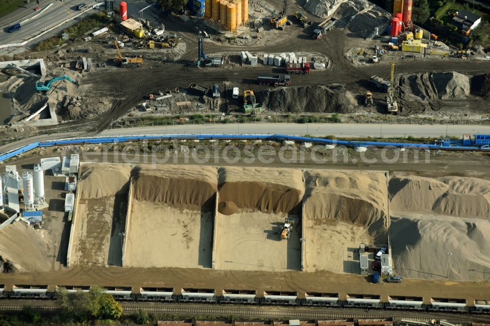 Berlin from the bird's eye view: Building Materials and logistics center am Gueterbahnhof Berlin-Treptow am Mergenthalerring in Berlin