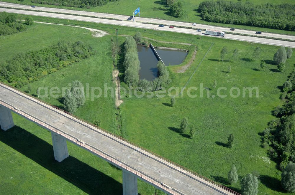 Ichtershausen from above - Blick auf die seit Jahren wegen Baustopp stillgelegten Viadukt der ICE-Trasse Erfurt-Nürnberg am Autobahnkreuz A4 / E40 - A71 bei Ichtershausen in Thüringen. Die bislang gleislose Eisenbahnstrecke NBS Ebensfeld–Erfurt ist Bestandteil des Verkehrsprojekt Deutsche Einheit Nummer 8.1 und ein Projekt der DB Verkehrswegebau und Hochtief. View of the building freeze occupied for years with viaducts of the ICE path Erfurt-Nürnberg at the intersection A4 / E40 - A71 near Ichtershausen in Thuringia.