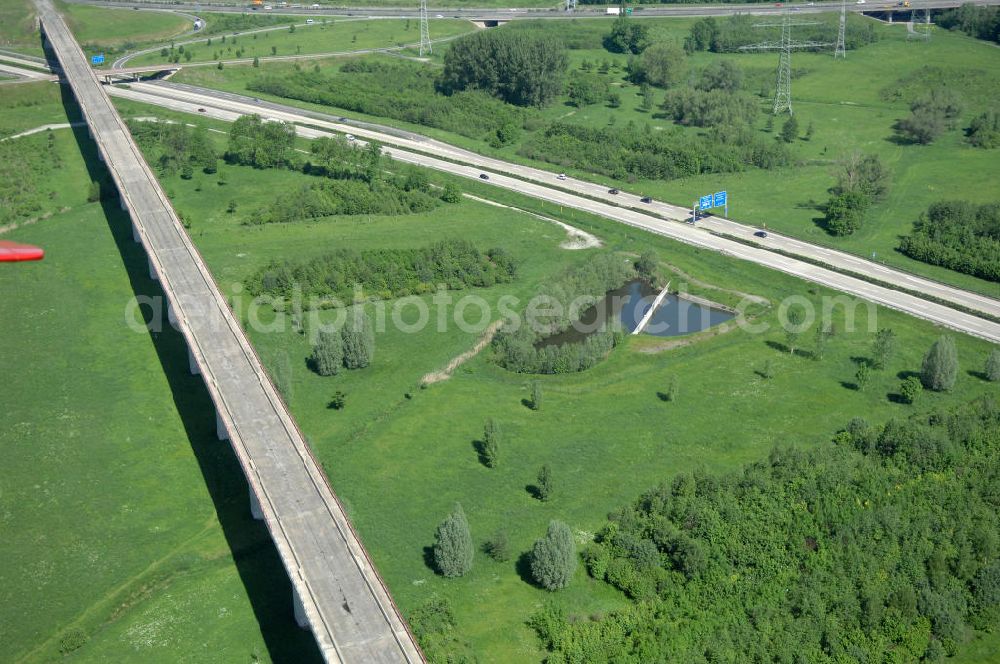 Ichtershausen from the bird's eye view: Blick auf die seit Jahren wegen Baustopp stillgelegten Viadukt der ICE-Trasse Erfurt-Nürnberg am Autobahnkreuz A4 / E40 - A71 bei Ichtershausen in Thüringen. Die bislang gleislose Eisenbahnstrecke NBS Ebensfeld–Erfurt ist Bestandteil des Verkehrsprojekt Deutsche Einheit Nummer 8.1 und ein Projekt der DB Verkehrswegebau und Hochtief. View of the building freeze occupied for years with viaducts of the ICE path Erfurt-Nürnberg at the intersection A4 / E40 - A71 near Ichtershausen in Thuringia.